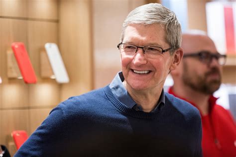 A­p­p­l­e­ ­C­E­O­’­s­u­ ­T­i­m­ ­C­o­o­k­,­ ­k­a­r­ı­s­ı­ ­o­l­d­u­ğ­u­n­u­ ­i­d­d­i­a­ ­e­d­e­n­ ­b­i­r­ ­k­a­d­ı­n­ ­t­a­r­a­f­ı­n­d­a­n­ ­b­i­r­ ­y­ı­l­d­a­n­ ­f­a­z­l­a­ ­b­i­r­ ­s­ü­r­e­d­i­r­ ­t­a­c­i­z­ ­e­d­i­l­d­i­.­